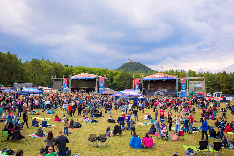 HUDEBNĚ-KULTURNÍ FESTIVAL HRADY CZ SVÉ LETOŠNÍ PUTOVÁNÍ UZAVŘE NA BEZDĚZU S CHINASKI, MIG 21, MIRAI, RYBIČKAMI 48 ČI DIVOKÝM BILLEM - Na hradní zastávce dále vystoupí Tomáš Klus, Anna K., Trautenberk, Pokáč a další kapely a interpreti