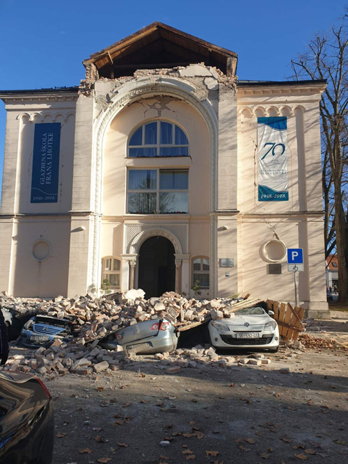 SOLIDARITA A ŠTĚDROST.  - SLOVA, KTERÁ NYNÍ REZONUJÍ HRADECKOU STŘEZINOU