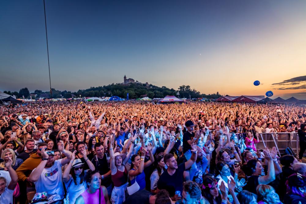 Hudební festival Hrady CZ se tento pátek a sobotu představí na Kunětické hoře, nabízí jeden z posledních koncertů Lucie s Davidem Kollerem Hudební festival Hrady CZ se tento pátek a sobotu představí na Kunětické hoře, nabízí jeden z posledních koncertů Lucie s Davidem Kollerem