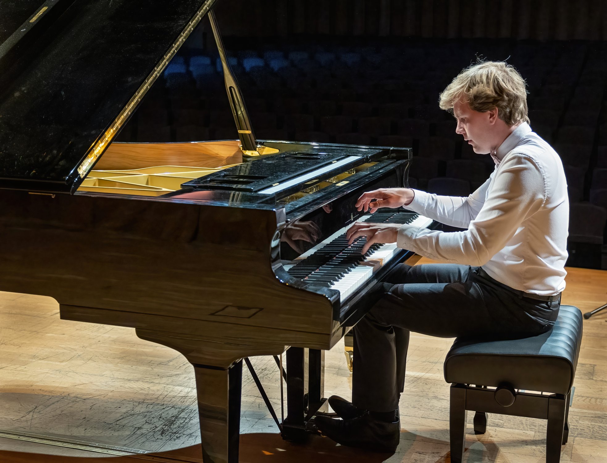 Filharmonie Hradec Králové zapůjčuje ZUŠ Střezina koncertní křídlo Petrof Mistral Filharmonie Hradec Králové zapůjčuje ZUŠ Střezina koncertní křídlo Petrof Mistral