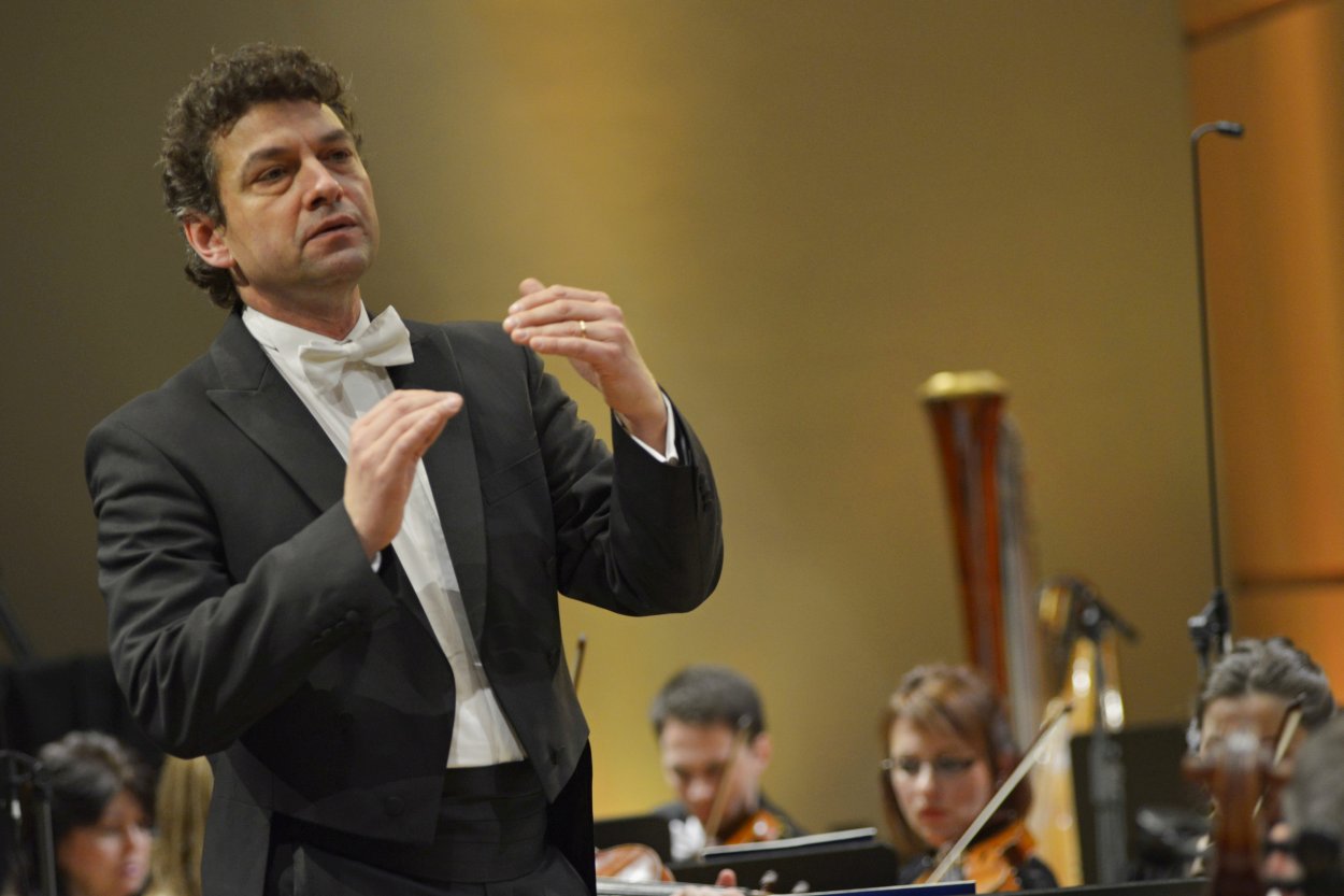Filharmonie Hradec Králové vykročí do příští sezóny s novým šéfdirigentem