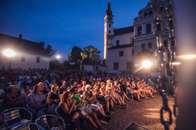 Pernštejn(l)ove se rozrůstá, letos bude o den delší