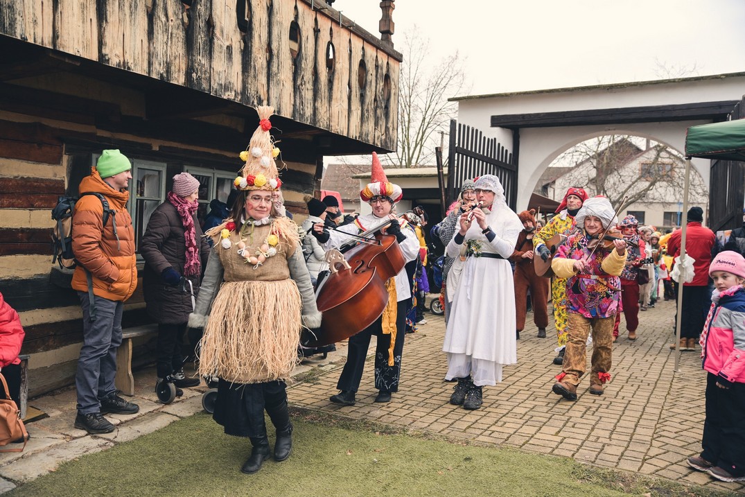 PANÍMÁMO, PEČTE ŠIŠKY, NEB KOBLIŽKY, MEDVĚDÁŘI JDOU …“