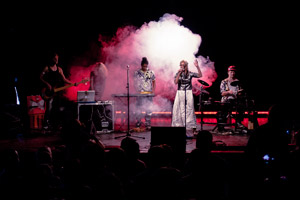 TŘI NETRADIČNÍ DIVADELNÍ PŘEDSTAVENÍ A KONCERT ZBRUSU NOVÉ NERATOVSKÉ KAPELY MENTALLICA