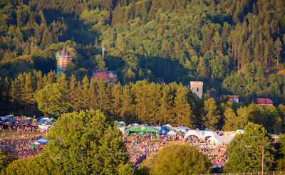 HUDEBNÍ FESTIVAL HRADY CZ ROZEZNÍ ROŽMBERK NAD VLTAVOU S KAPELAMI RYBIČKY 48, CHINASKI ČI DIVOKEJ BILL - Na hradní tour dále vystoupí Tomáš Klus, Mirai, Mig 21 či Anna K. a další kapely a interpreti