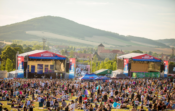 HUDEBNÍ FESTIVAL HRADY CZ SE PŘEDSTAVÍ NA HRADĚ ŠVIHOV S KAPELAMI RYBIČKY 48, CHINASKI ČI DIVOKEJ BILL - Na hradní tour dále vystoupí Tomáš Klus, Mirai, Mig 21 či Anna K. a další kapely a interpreti