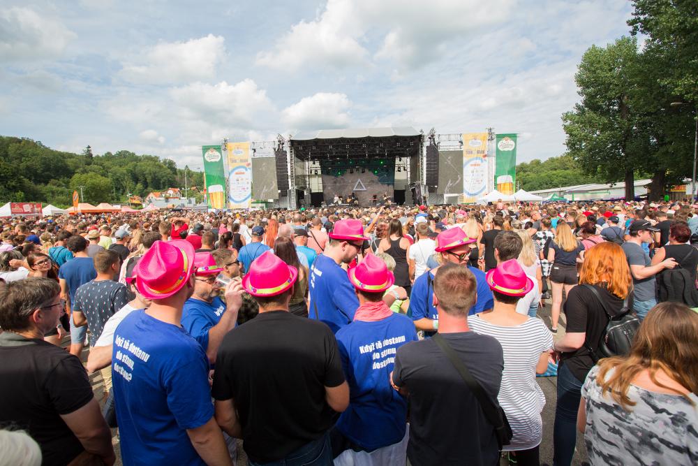 HUDEBNĚ-ŠVESTKOVÝ FESTIVAL TRNKOBRANÍ SE VRACÍ A OZNAMUJE KOMPLETNÍ LINE-UP  S KAPELAMI CHINASKI, RYBIČKY 48, TŘI SESTRY A DALŠÍMI INTERPRETY - Vstupenky za zvýhodněnou cenu v předprodeji do 31. května