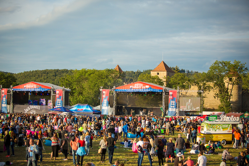 PUTOVNÍ HUDEBNÍ FESTIVAL HRADY CZ SE PŘESOUVÁ NA MORAVU, PRVNÍ ZASTÁVKOU JE VEVEŘÍ S CHINASKI, RYBIČKAMI 48, TOMÁŠEM KLUSEM ČI DAVIDEM KOLLEREM - Na hradní tour dále vystoupí Divokej Bill, Mirai, Anna K., Trautenberk a další kapely a interpreti