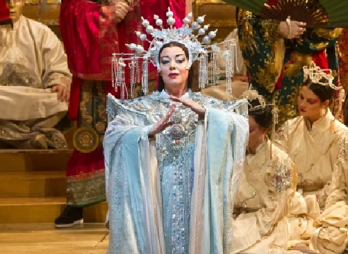 PYŠNOU PRINCEZNU V ZEFFIRELLIHO TURANDOT Z MET ZTVÁRNÍ „OSCAROVÁ“ PĚVKYNĚ NINA STEMME