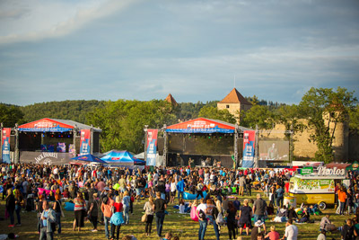 Festival Hrady CZ putuje na Veveří se Škworem, Tomášem Klusem, J.A.R. nebo Divokým Billem nyní jako Moravské hrady.CZ - Veveří, Bouzov, Hradec nad Moravicí Nově nabízí VIP kempy Plus – na festival jako do hotelu!