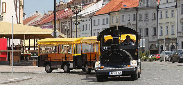   Do ulic i lesů opět vyjede turistický hradecký vláček