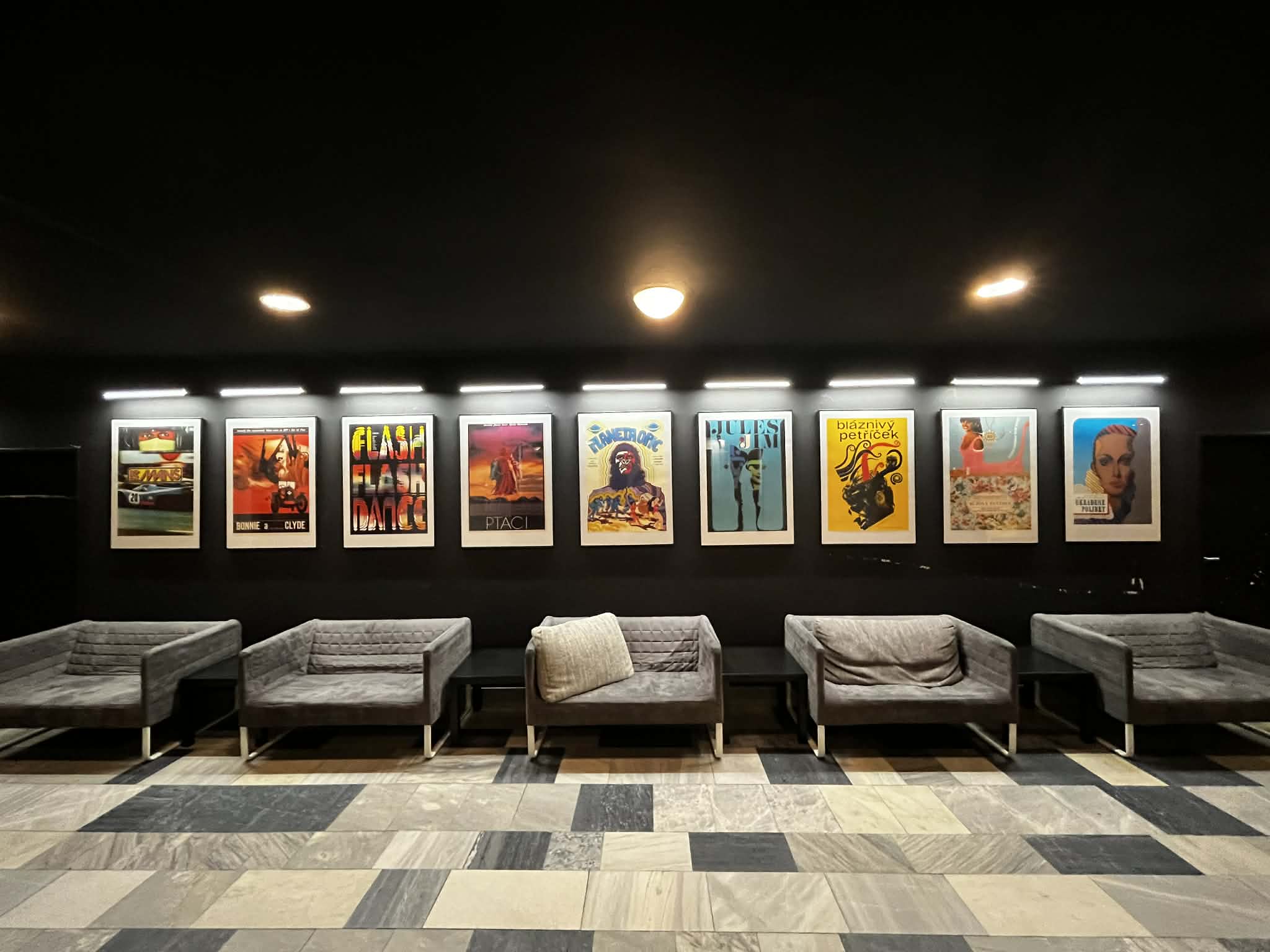 Filmové plakáty připomenou Jiřího Hilmara